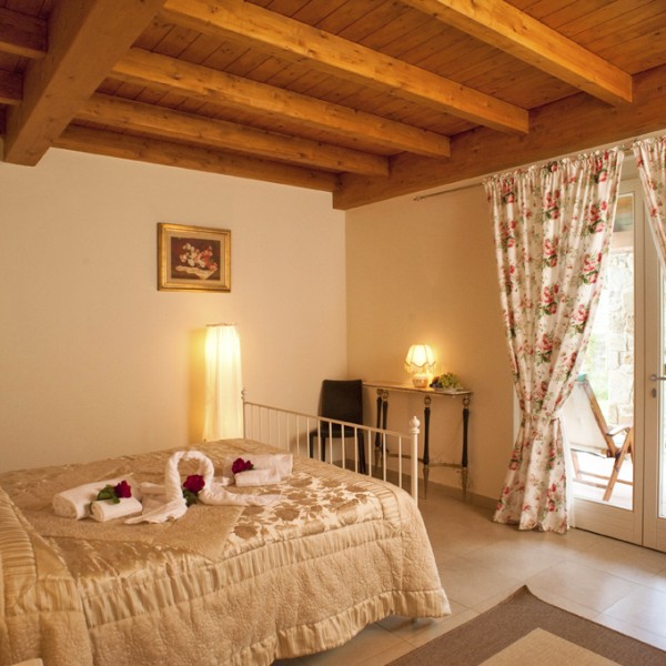 rent a luxury villa in tuscany, house with private swimming pool, villa with garden fenced, rental price villa jacuzzi, tuscany, siena, chianti