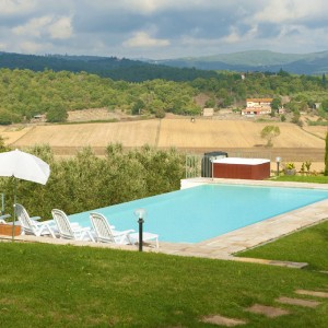 rent a luxury villa in tuscany, house with private swimming pool, villa with garden fenced, rental price villa jacuzzi, tuscany, siena, chianti